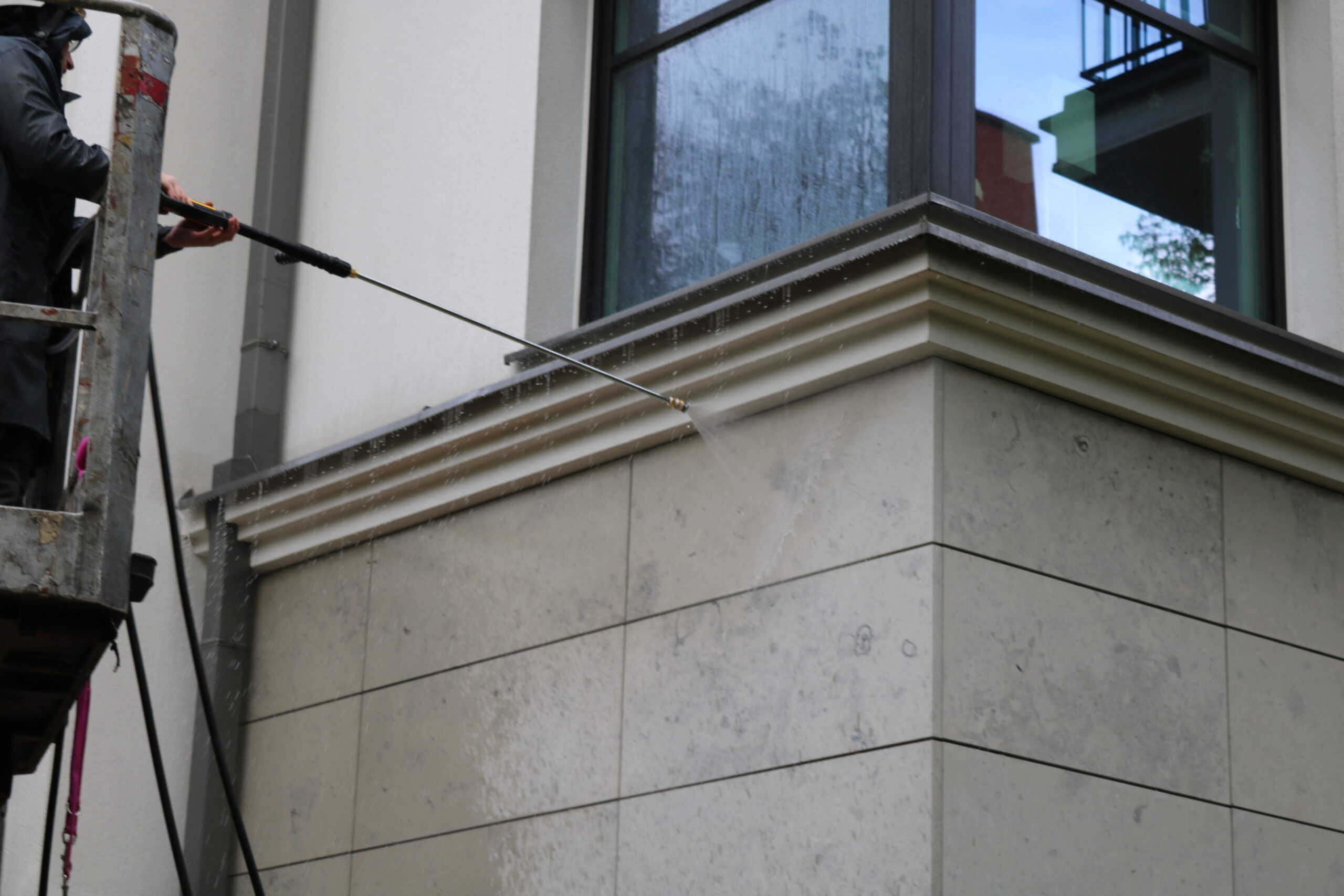 Usuwanie zabrudzeń z tynku elewacyjnego